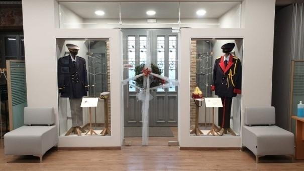 προθήκες με στολές